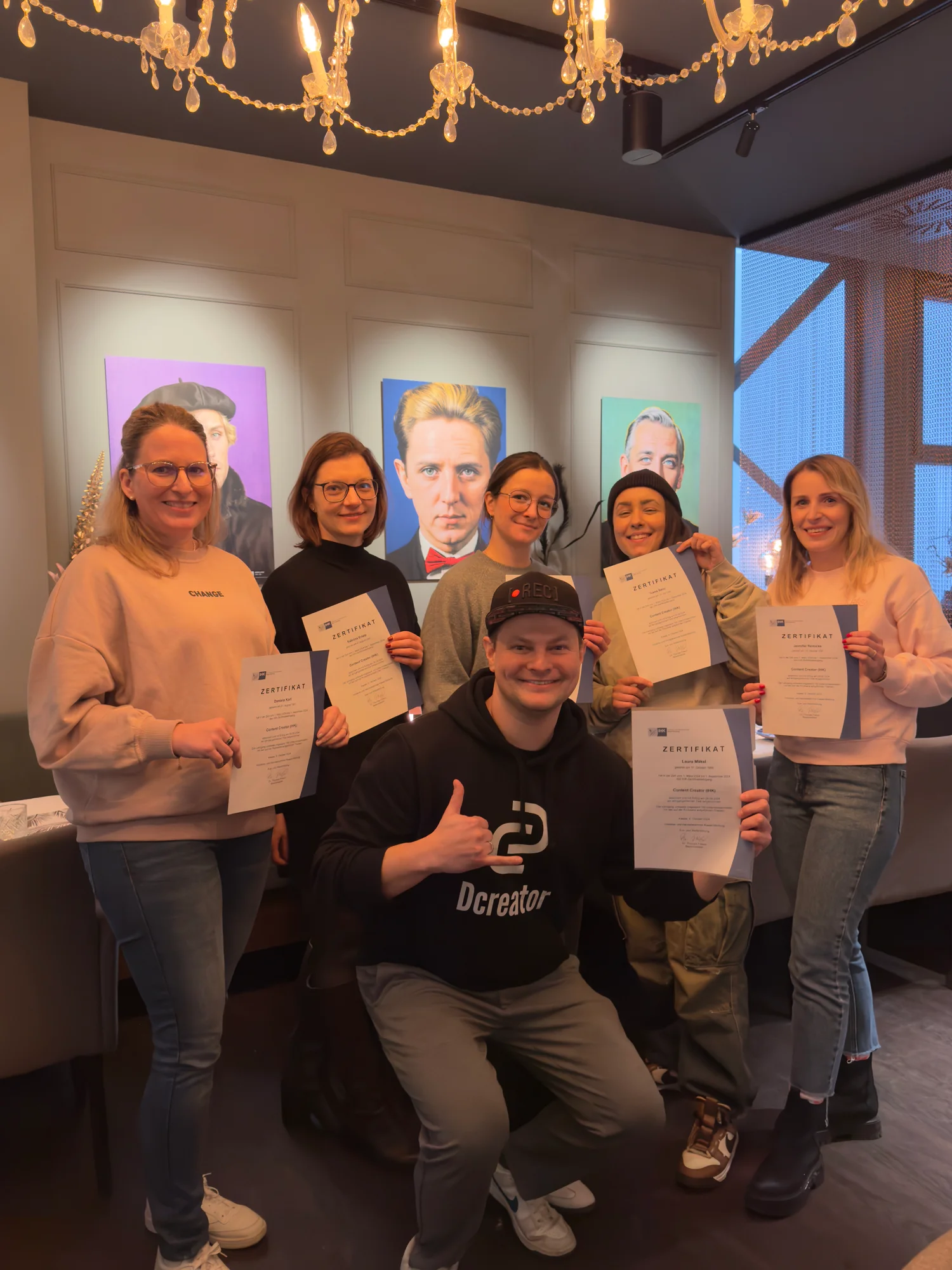 Abschlussgruppe 2025 mit ihren Zertifikaten zum Content Creator (IHK)